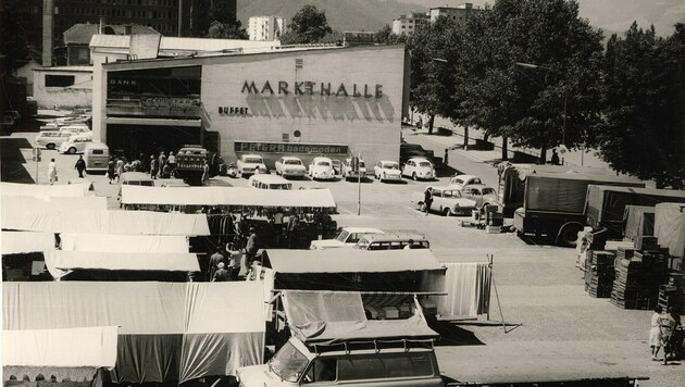 Die 1960 eröffnete Markthalle mit Ständen vor der Tür (Bild: Stadtarchiv Innsbruck)
