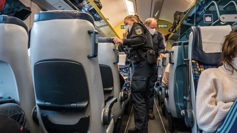 Für die Fernverkehrszüge bringen die Kontrollen Verspätungen von rund 30 Minuten mit sich. (Bild: Alexandra Stolze)