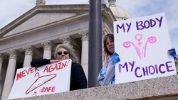 Abtreibungsbefürworterinnen demonstrieren vor dem Parlament von Oklahoma, wo das bisher schärfste Abtreibungsgesetz beschlossen wurde. (Bild: AP)