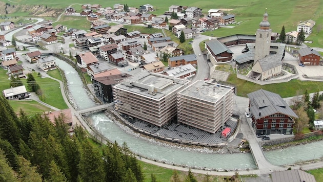Das Gemeindezentrum Lech dominiert den Ort. (Bild: Gemeinde Lech)