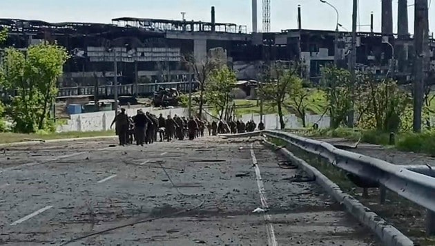 Ukrainische Arbeiter verlassen das belagerte Asowstal-Werk in Mariupol - das Foto wurde bereits am 18.5. vom russischen Verteidigungsministerium veröffentlicht. (Bild: Russian Defense Ministry Press Service)