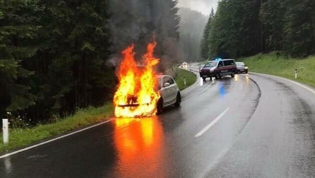 Brennende E-Autos sind ein Thema für die Feuerwehren (Bild: Polizei OÖ)
