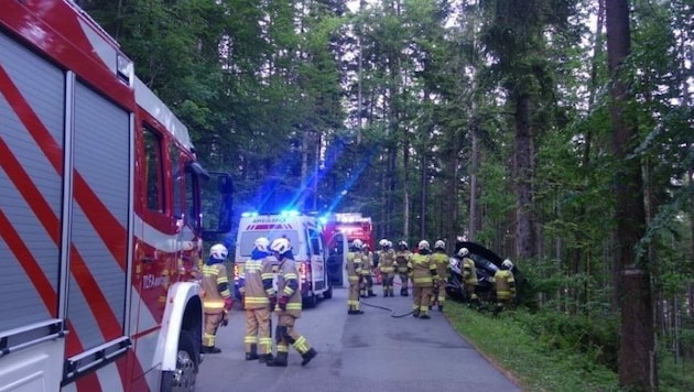 Die Freiwillige Feuerwehr Lofer mussten den Kleinbus bergen. (Bild: Freiwillige Feuerwehr Lofer)