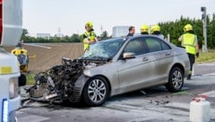 In Guntramsdorf (Bezirk Mödling) ist am Freitagnachmittag, 20. Mai 2022, ein Pkw von einem Zug der Aspangbahn erfasst worden. (Bild: PRESSESTELLE BFK MÖDLING / PAUL)