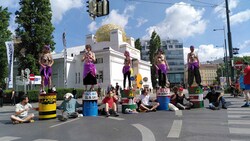 Am Samstagvormittag setzen Aktivisten von Extinction Rebellion mit ihren Körpern ein Zeichen gegen die Zerstörung der Erde durch die Verbrennung von Öl und Gas. (Bild: Extinction Rebellion )