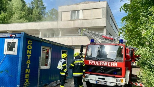 In einem leerstehende Schulgebäude brach Feuer aus. (Bild: FF Bruck an der Mur)