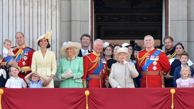 Die Royal Family bei der „Trooping The Colour“-Parade 2019 am Balkon des Buckingham-Palastes (Bild: AFP)