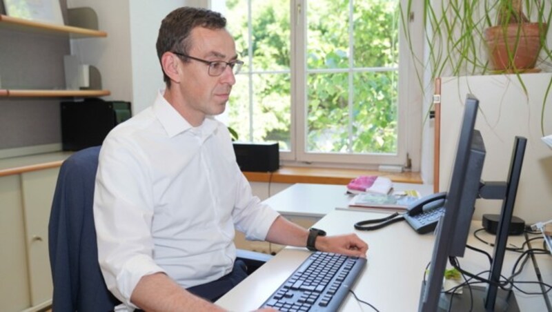 Christian Netzer hat erst vor Kurzem sein Büro bezogen. Schonfrist gibt sich der neue Leiter der Vorarlberger Kinder- und Jugendanwalt keine - zu dringlich sind die Probleme, mit denen seine Klientel zu kämpfen hat. (Bild: Privat)