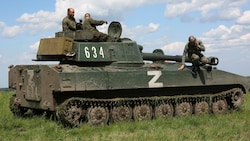 Panzerartillerie der pro-russischen Miliz in Donezk - aus dem Gebiet werden schwere Gefechte gemeldet. (Bild: AP)