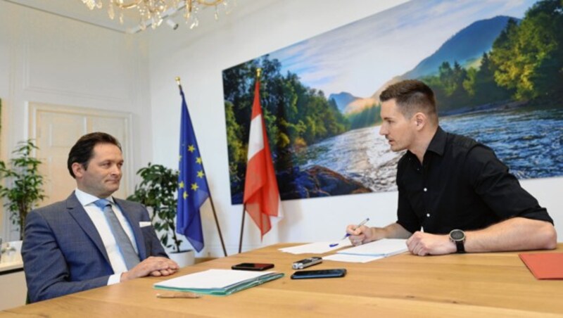 Bundesminister Norbert Totschnig (ÖVP) in seinem Büro in der Wiener Innenstadt mit „Krone“-Redakteur Michael Pommer (Bild: Peter Tomschi, Krone KREATIV)