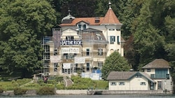 Das kürzlich von Aktivisten besetzte Schlösschen am Attersee - es soll einem russischen Oligarchen gehören. (Bild: Markus Tschepp)