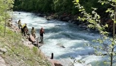 Wasserrettung und Feuerwehr bei einem früheren Einsatz an der Rosanna. Der Fluss ist wild und ...