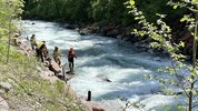 Wasserrettung und Feuerwehr bei einem früheren Einsatz an der Rosanna. Der Fluss ist wild und ...