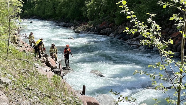 Wasserrettung und Feuerwehr bei einem früheren Einsatz an der Rosanna. Der Fluss ist wild und ...