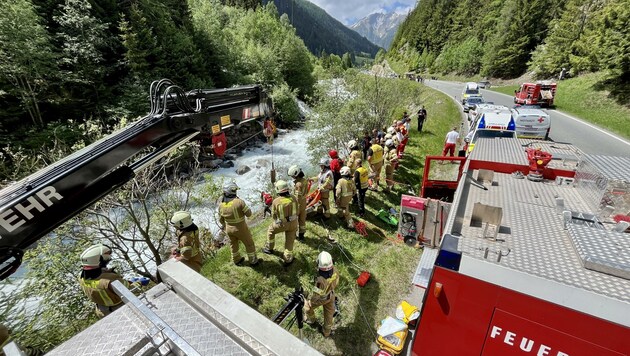 Neben der Wasserrettung standen auch mehrere Feuerwehren des Oberlandes im Einsatz. (Bild: BFV Landeck)