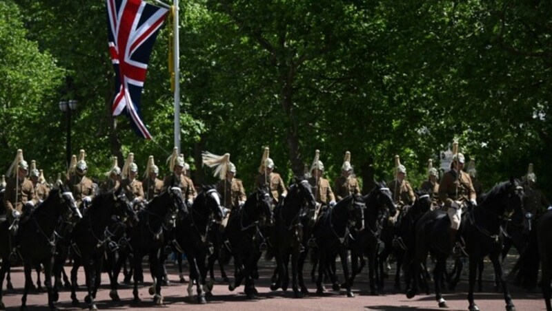 Schon seit Tagen wird in London für die „Trooping The Colour“-Parade anlässlich des 70-jährigen Thronjubiläums der Queen geprobt. (Bild: AFP )