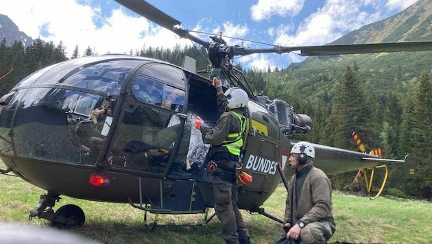 Großeinsatz für Bergretter: Zwei Alpinisten waren in Notlage geraten, der Bundesheer-Hubschrauber konnte sie retten. (Bild: Bergrettungen Steiermark/Staubmann)