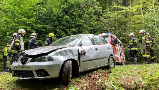 Das Auto stürzte in den Wald ab (Bild: FF8083/M. Zangl)