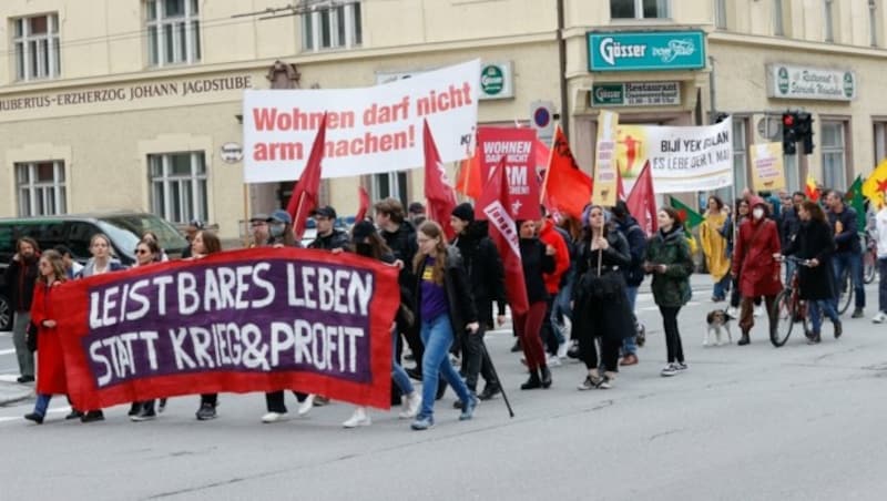 „Wohnen darf nicht arm machen", fordern Demonstrierende - doch die Preisschere geht derzeit immer stärker auf. (Bild: Tschepp Markus)