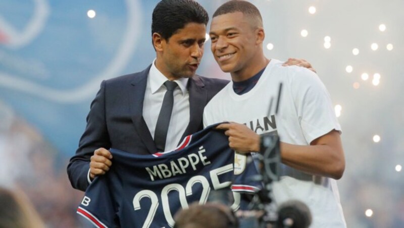 PSG-Präsident Nasser Al-Khelaifi und Kylian Mbappe (Bild: Copyright 2022 The Associated Press. All rights reserved)