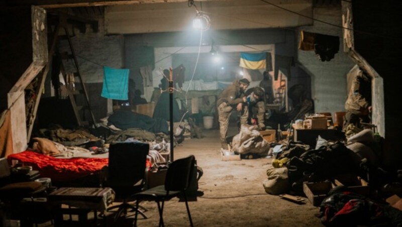 Die Lebensumstände im wochenlang umkämpften Stahlwerk dürfen durchaus als widrig bezeichnet werden. In den Katakomben harrten Tausende Menschen aus. (Bild: AP/Azov Special Forces Regiment of the Ukrainian National Guard/Dmytro Kozatski)