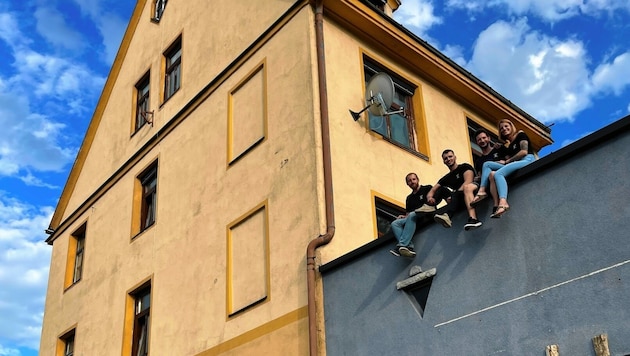Das Quartett des neuen Escape Rooms auf dem Dach seines Gebäudes. (Bild: Stadmarketing St. Veit)