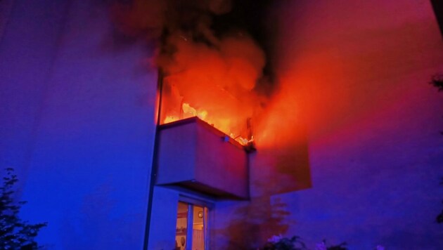 Beim Eintreffen der Feuerwehr schlugen bereits die Flammen aus der Wohnung im ersten Stockwerk. (Bild: Berufsfeuerwehr Linz)