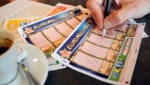 240 Millionen Euro mit folgenden Zahlen: 17, 30, 42, 48, 50, Sternenkreis 4 und 8 (Bild: AFP/Philippe Huguen)