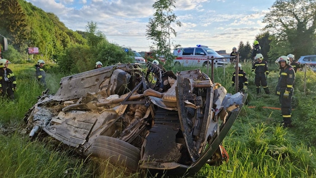 Das Fahrzeug wurde komplett zerstört. (Bild: APA/FEUERWEHR ST. GEORGEN/EQUE)