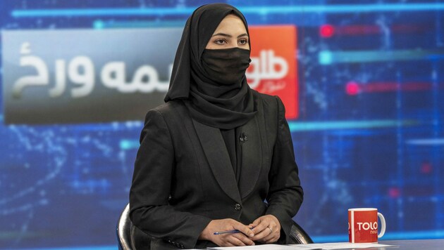 Sonia Niasi von TOLOnews beugte sich der Anordnung der Regierung und verdeckt nun ihr Gesicht, während sie die Nachrichten vorliest. (Bild: AFP )