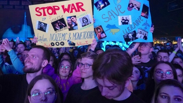 Besucher eines Anti-Kriegs-Konzerts (Bild: JANEK SKARZYNSKI / AFP)