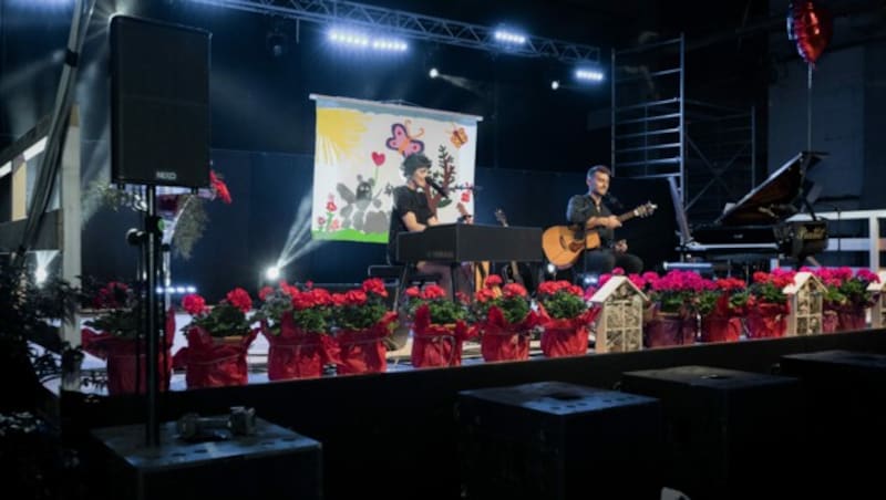 Auf der Bühne in Weißbriach performte Ina Regen einige Lieder von ihrem Album „Rot“ (Bild: Sabine Biedermann)