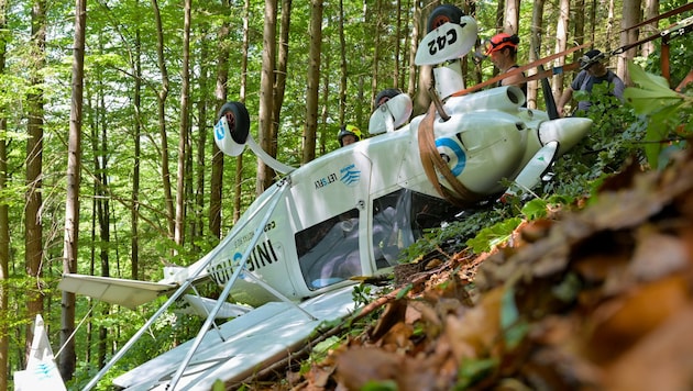 Eines der abgestürzten Leichtflugzeuge im Wald von Reichraming (Bild: FOTOKERSCHI.AT / KERSCHBAUMMAYR)