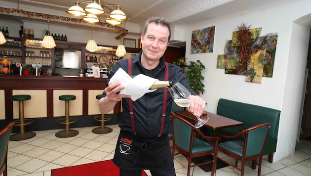 Herr Robert schenkt im Cafe Central den Champagner glasweise aus (Bild: Judt Reinhard)