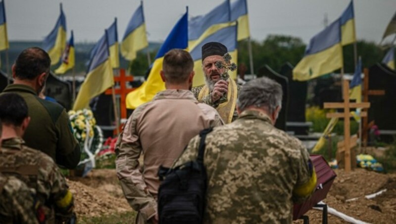 Ständig neue Gräber auf den Militärfriedhöfen der Ukraine (Bild: AFP/DIMITAR DILKOFF)