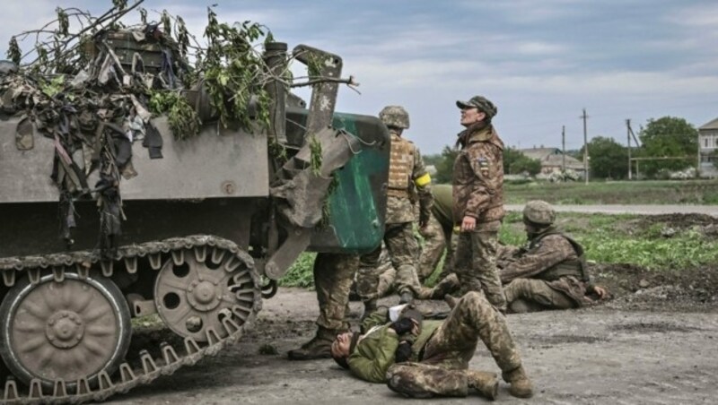 Verletzte Soldaten nahe der Front (Bild: AFP)