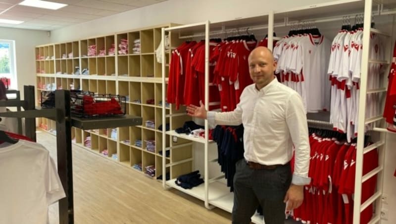 Ziesler im neuen Fanshop des GAK in Weinzödl. (Bild: Michael Gratzer)