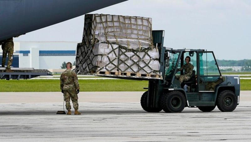 Die Hilfslieferung landete auf dem Indianapolis International Airport im US-Staat Indiana. (Bild: AP)