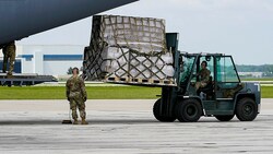 Die Hilfslieferung landete auf dem Indianapolis International Airport im US-Staat Indiana. (Bild: AP)