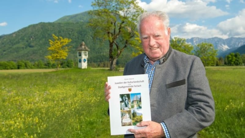 Adamik mit seinem Buch vor dem bekannten Elias-Kreuz in Ferlach. (Bild: Arbeiter Dieter)