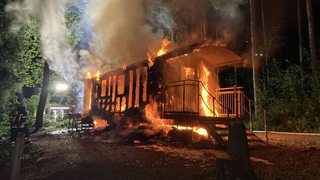Kurz nach der Alarmierung zu dem Feuer in einem Stall, stand unweit davon auch der, von einem Waldkindergarten genutzte, Bauwagen in Flammen. (Bild: FF Markdorf)