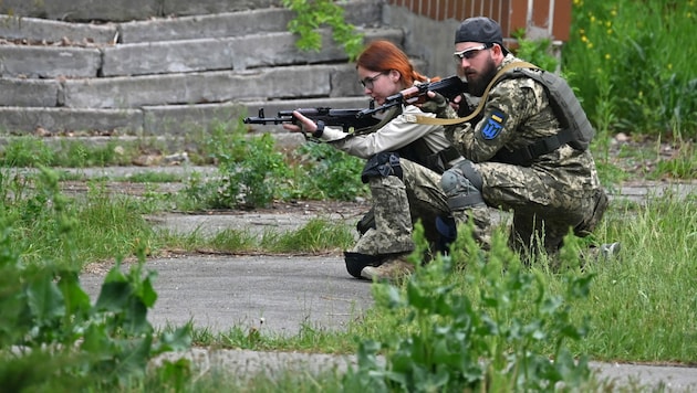 Soldat und Soldatin in der Ukraine (Bild: AFP)