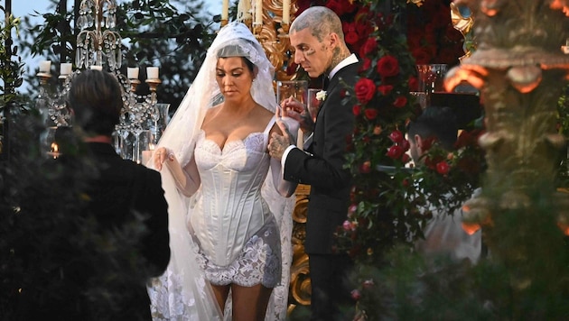 Kourtney Kardashian sagte in Italien in einem gar nicht züchtigen Kleid von Dolce & Gabbana Ja zu ihrem Travis Barker. (Bild: www.PPS.at)