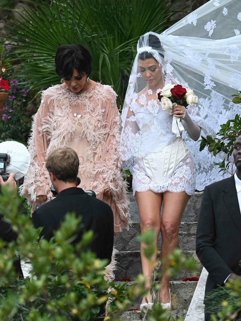 Zum Brautkleid trug Kourtney Kardashian einen extralangen Schleier. (Bild: www.PPS.at)