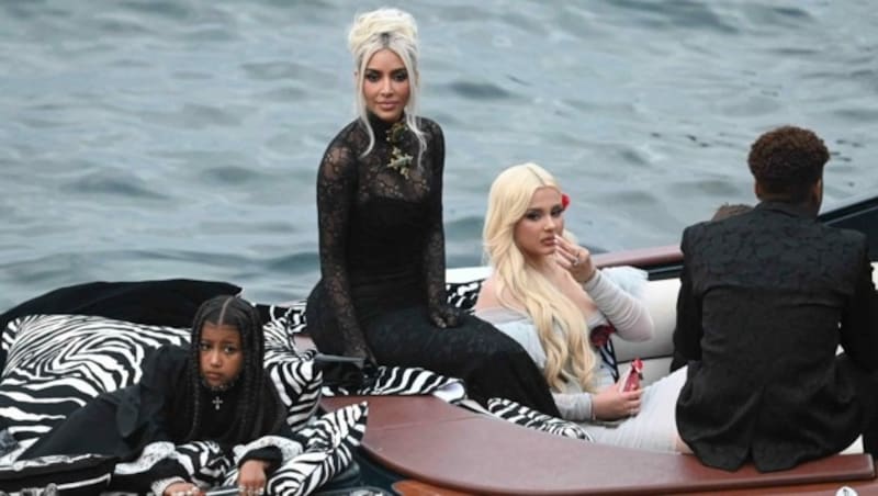 Kim Kardashian mit ihrer Tochter North (l.) und Travis Barkers Kindern Alabama und Landon Asher im Boot bei der Hochzeit von Kourtney Kardashian und Travis Barker (Bild: www.PPS.at)