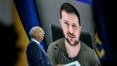 Der ukrainische Präsident Wolodymyr Selenskyj bedankte sich bei dem Weltwirtschaftsforum für die internationale Unterstützung. Gleichzeitig betonte er, dass es noch mehr Waffen und Sanktionen gegen Russland brauche. (Bild: AFP)