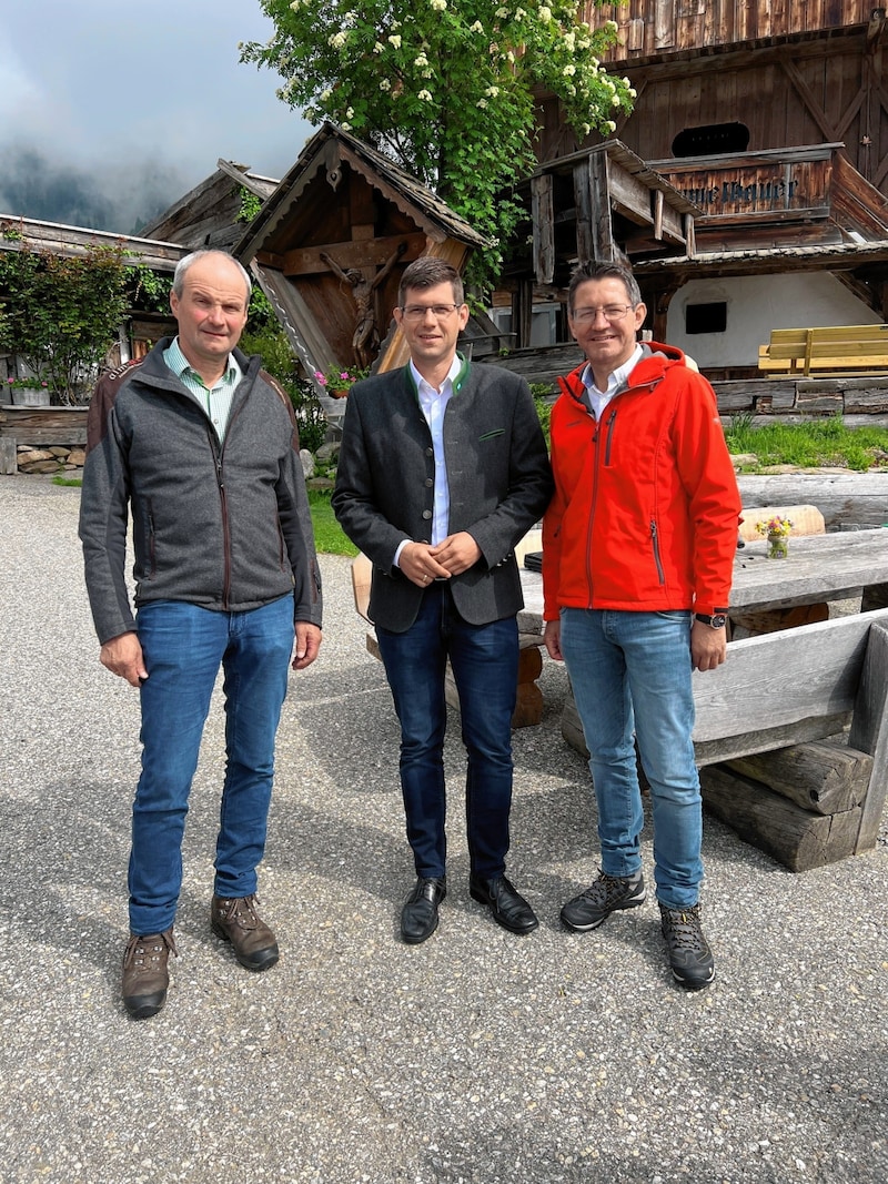 Der Obmann des Kärntner Alpenvereins Sepp Obweger, Landesrat Martin Gruber, Bauernpräsident Siegfried Huber. (Bild: Wallner Hannes)