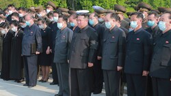 Kim Jong Un ordnete Maßnahmen gegen die Pandemie an, nimmt es aber mit dem Mund-Nasen-Schutz nicht so genau. (Bild: AP/KCNA/KNS)