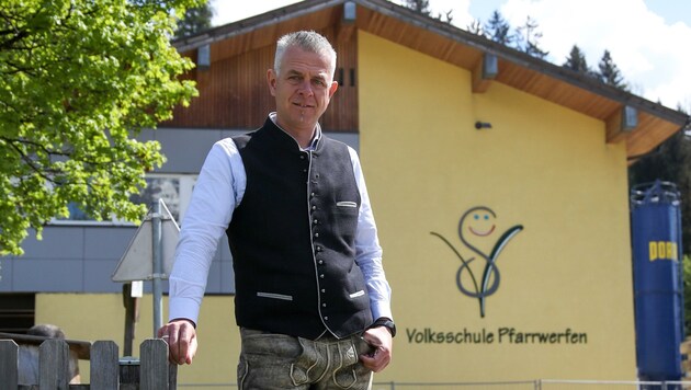 Bürgermeister Bernhard Weiß sieht den Kostensteigerungen für Sanierung und Erweiterung seiner Volksschule noch entspannt entgegen. (Bild: Tröster Andreas)