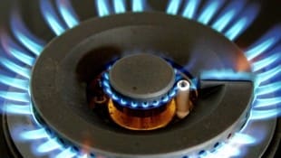 In Österreich wird weniger Gas verbraucht. Das treibt jetzt die Kosten für die verbliebenen Kundinnen und Kunden in die Höhe (Symbolbild). (Bild: AP)